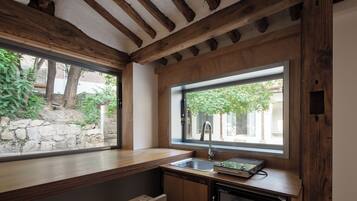 Rom – deluxe | Bad | Dusj, toalettartikler (inkludert), hårføner og håndklær