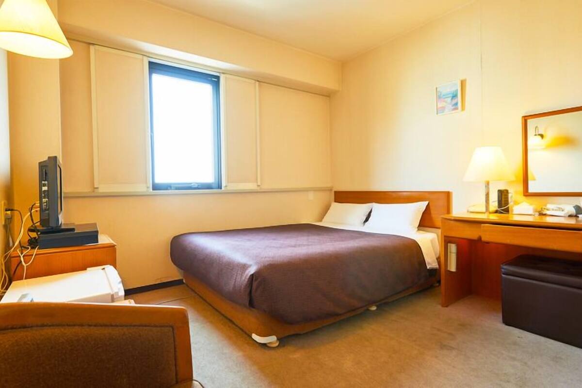 WiFi (free), bed sheets