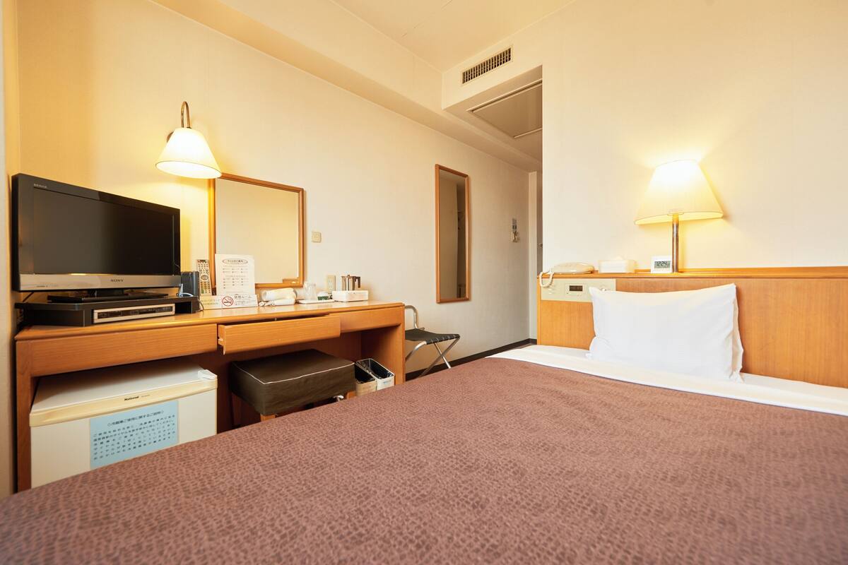 WiFi (free), bed sheets