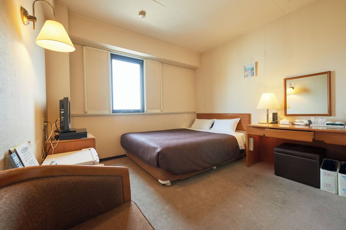 WiFi (free), bed sheets