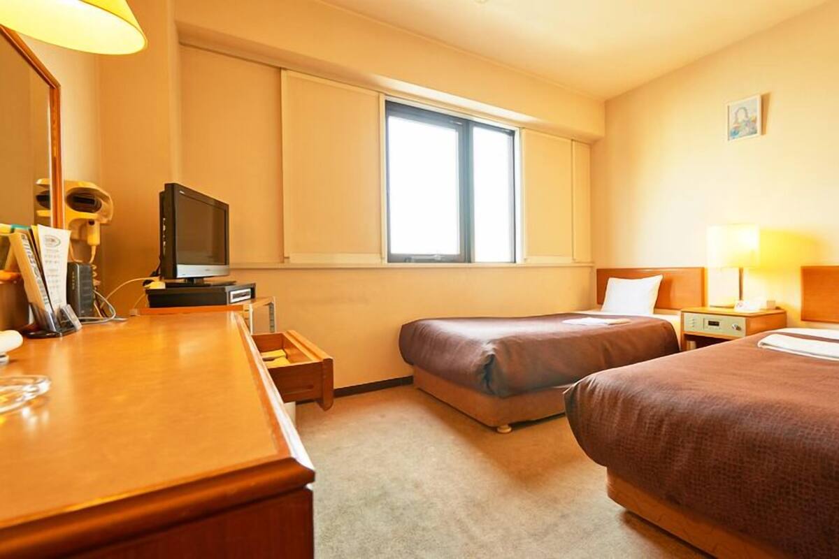 WiFi (free), bed sheets