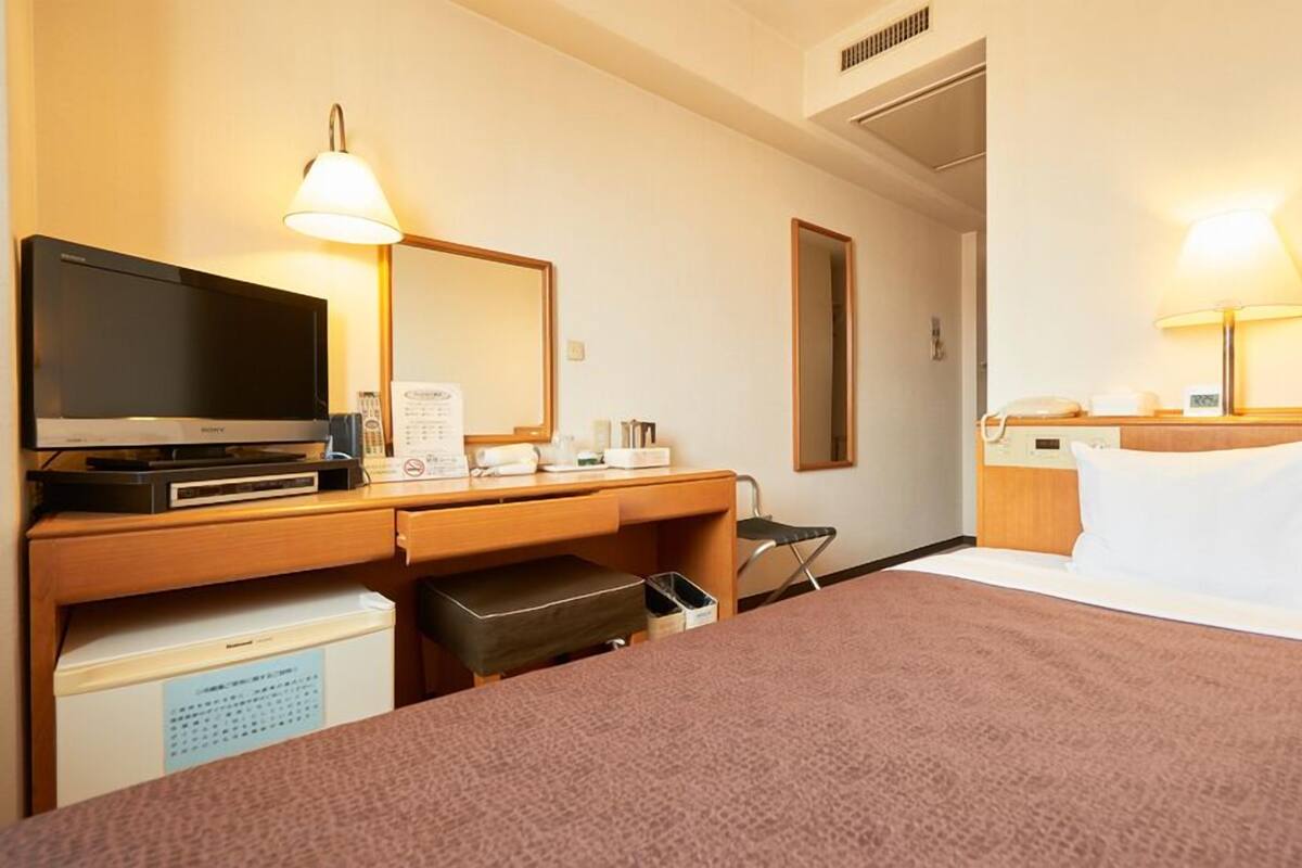 WiFi (free), bed sheets