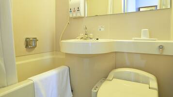 Combined shower/bathtub, free toiletries, hair dryer, slippers