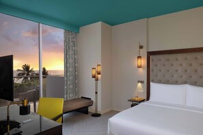 Seprai premium, selimut bulu angsa, busa memori, dan minibar