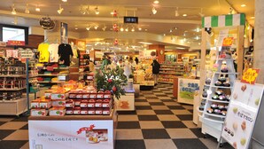 Un magasin bien éclairé où sont exposés divers produits, notamment des articles emballés et des étagères remplies de marchandises.