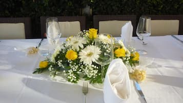 Phục vụ bữa tối, đặc sản địa phương