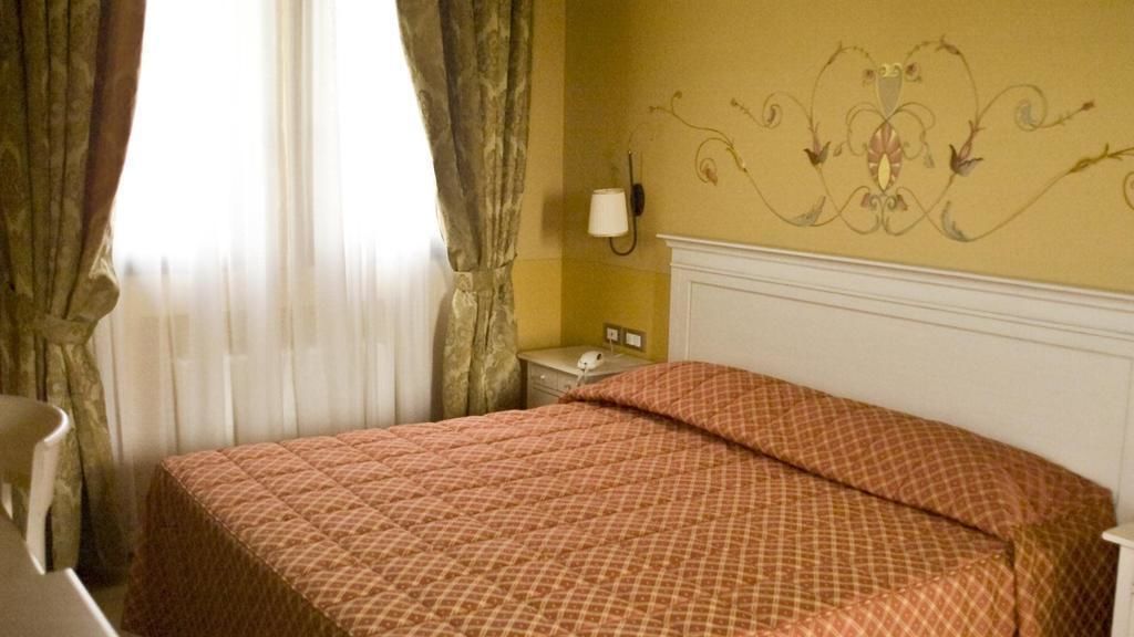 junior suite, jetted tub | down duvets, minibar, in-room safe, desk