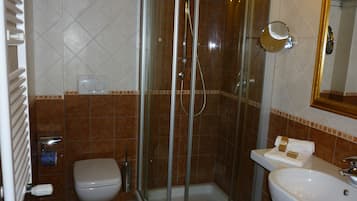 Ducha, artículos de tocador gratuitos, secador de pelo, bidet