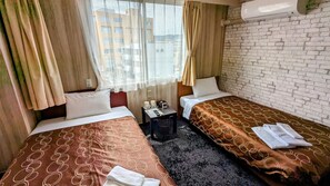Een bureau, gratis wifi, beddengoed