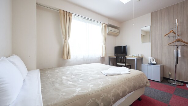 A hotel room with a bed, a desk, a TV, a wardrobe, and a mirror. - Hotel Select Inn Shimada Ekimae (Shimada)