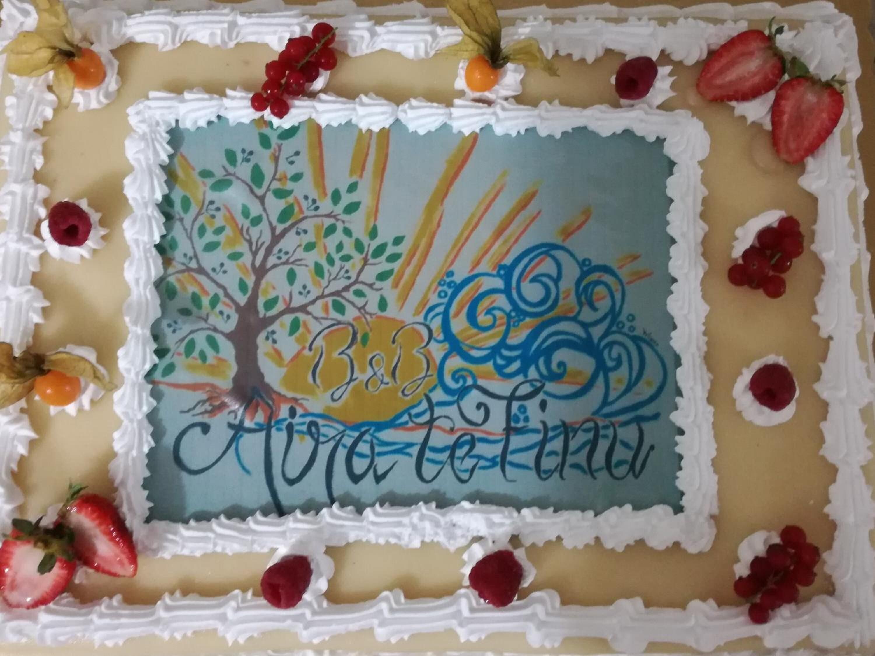 Un pastel con un diseño colorido y el texto "B&B Casa de Tienda".