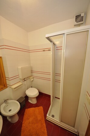Apartment, 1 Bedroom | Bathroom | Shower, hair dryer, bidet, towels - Casa Florin (Livigno)