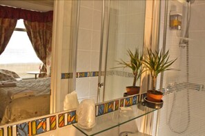 Individually decorated, individually furnished, blackout curtains - Leonardo's Guest House (Swansea)