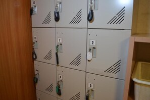 A row of beige lockers with numbers and keys hanging on them. - Karuizawa Hotel PAIPU NO KEMURI (Karuizawa)