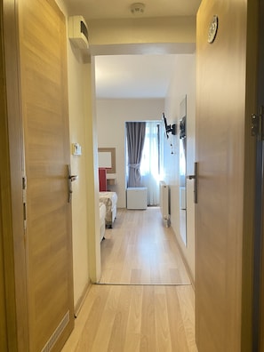 Ropa de cama de alta calidad, minibar y escritorio 