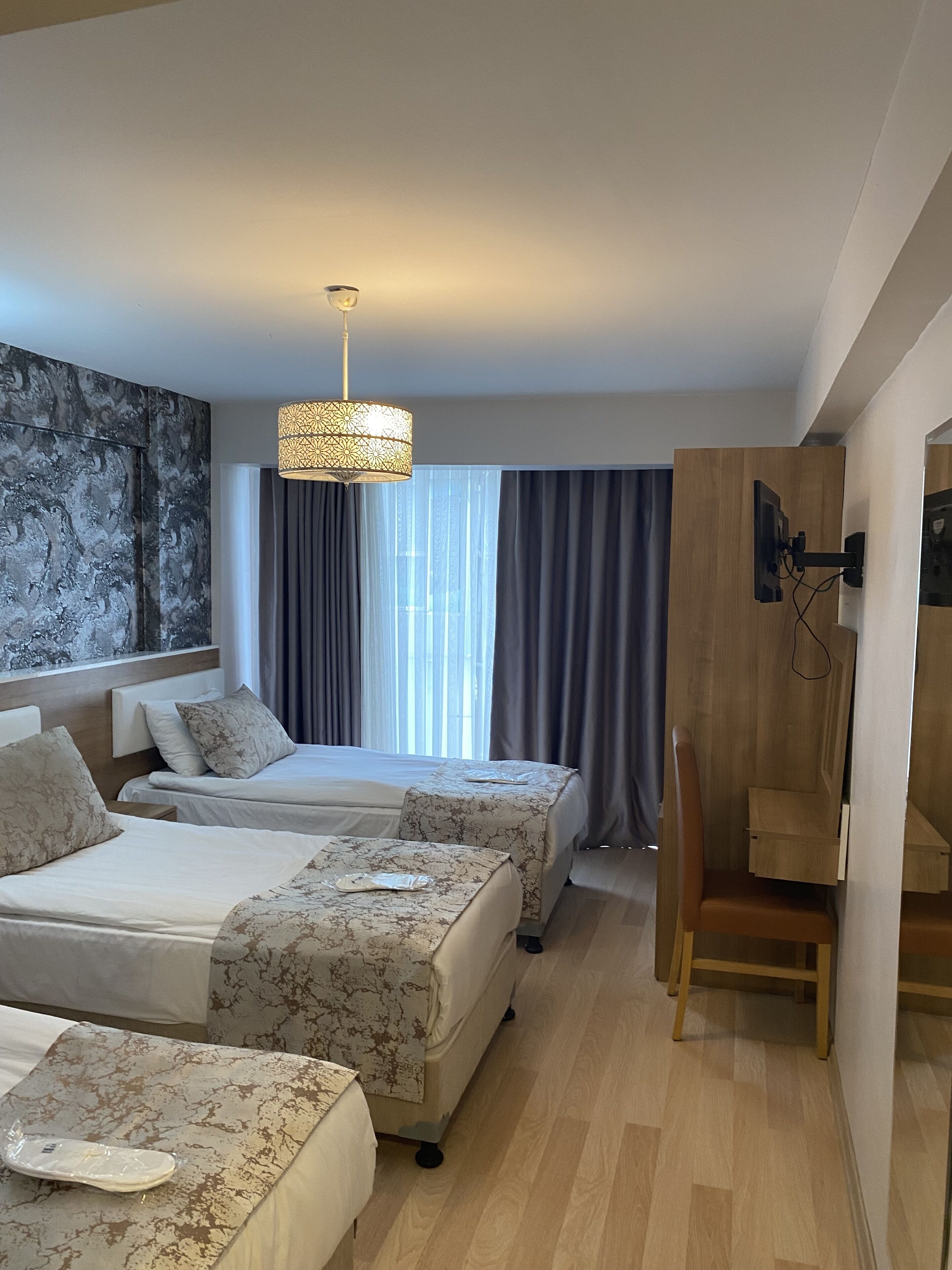 Habitación con 1 cama matrimonial o 2 individuales | Ropa de cama de alta calidad, minibar, escritorio y insonorización 