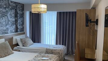 Habitación con 1 cama matrimonial o 2 individuales | Ropa de cama de alta calidad, minibar, escritorio y insonorización