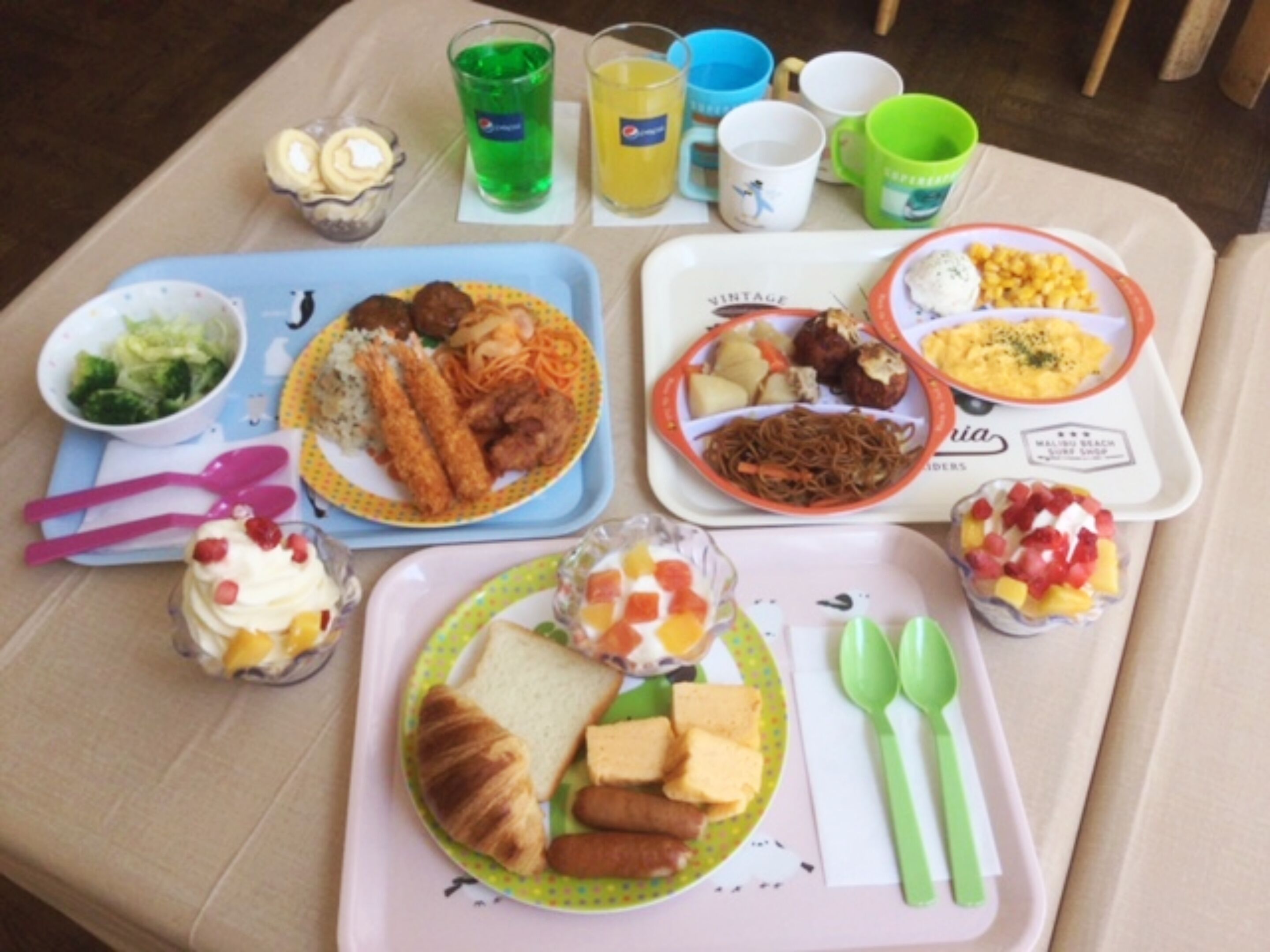 Ein Tisch, reich gedeckt mit Speisen, Getränken und Besteck, der auf eine Mahlzeit hindeutet.