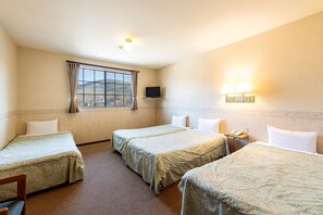 Desk, bed sheets - Shirakabako Hotel PAIPU NO KEMURI (Chino)