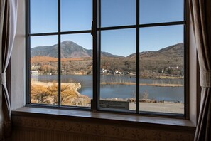 Desk, bed sheets - Shirakabako Hotel PAIPU NO KEMURI (Chino)