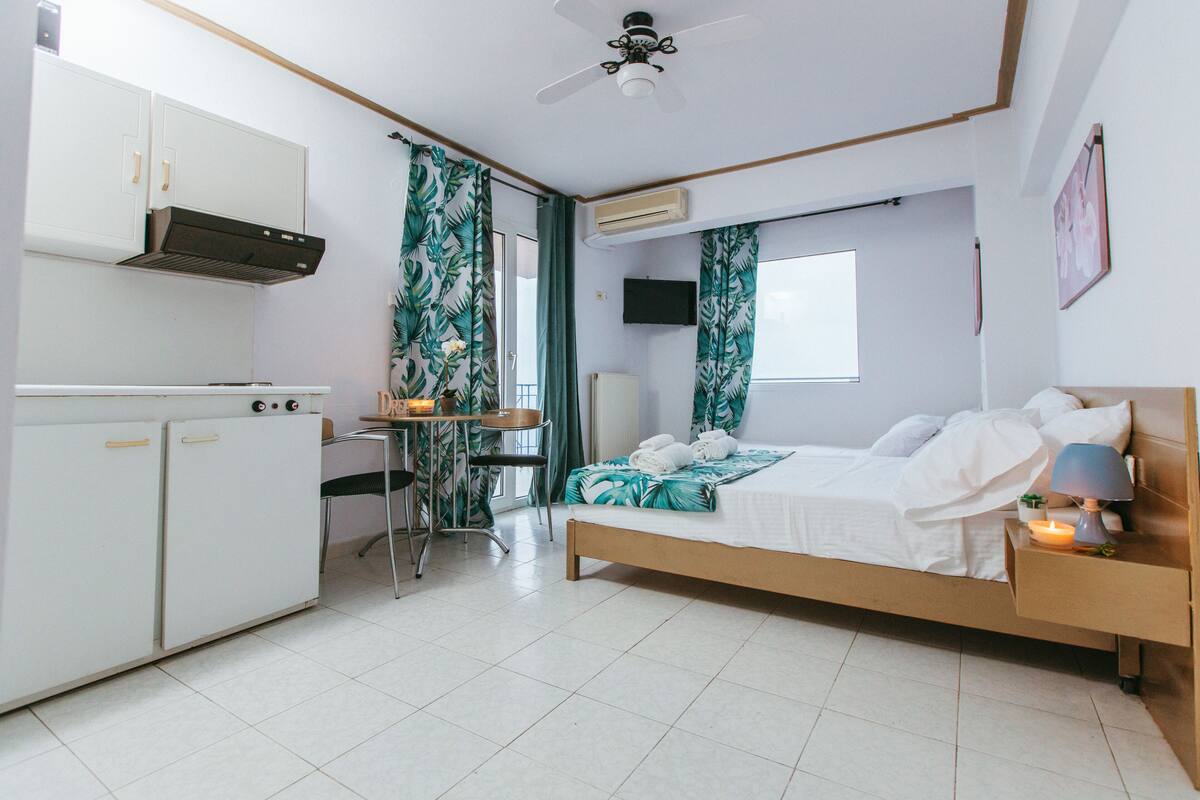 Une chambre à coucher comprenant un lit, une table de chevet et un bureau avec une chaise.