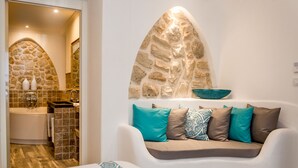 A modern bathroom with a stone arch, a bathtub, and a sink. - Hotel Ábaco Altea (Altea)