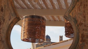 Una ventana circular con vista a un edificio que tiene una cúpula y un campanario.