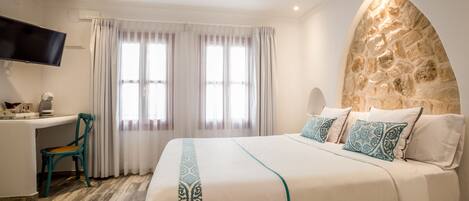 Superior Suite, 1 King Bed, Hot Tub | 1 bedroom, premium bedding, minibar, in-room safe