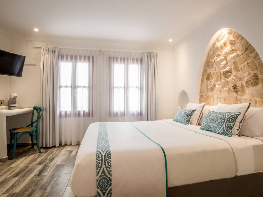 Superior suite, 1 kingsize bed, hot tub | Luxe beddengoed, een minibar, een kluis op de kamer