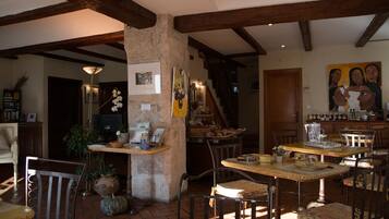 Daily continental breakfast (EUR 20 per person)