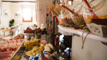 Se ofrece un desayuno continental (20 EUR por persona)