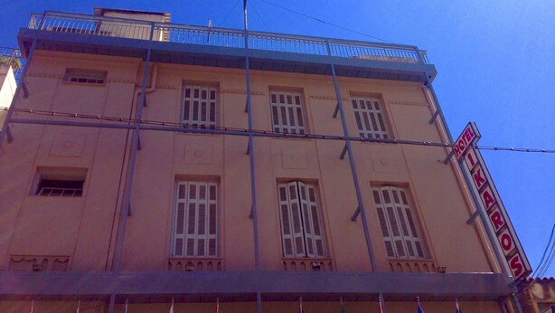 A building with a balcony and a sign that reads "HOTEL". - Ikaros Hotel (Piraeus)
