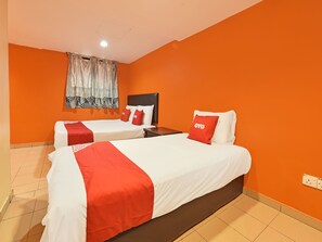 Habitación triple Deluxe | Escritorio, tabla de planchar con plancha, wifi gratis y ropa de cama
