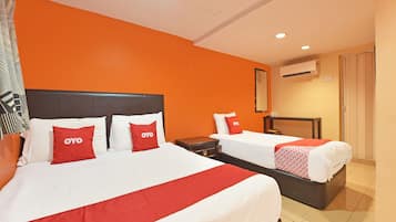 Deluxe Triple Room | Meja, seterika/papan seterika, Wi-fi percuma 