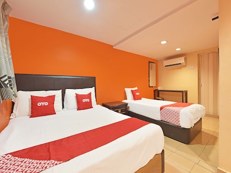 Deluxe Triple Room | Desk, iron/ironing board, free WiFi, bed sheets