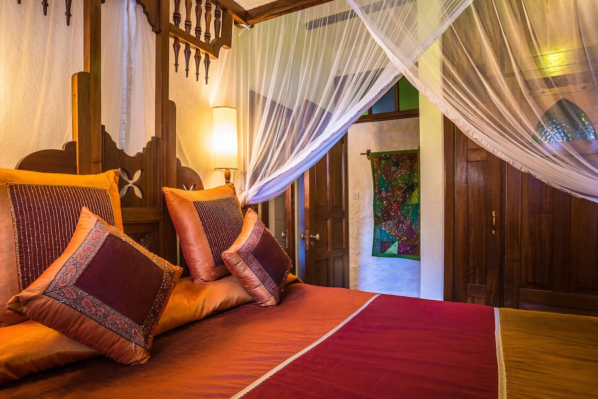 2 bedrooms, premium bedding, in-room safe, desk