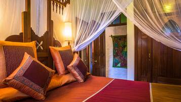 Luxe beddengoed, een kluis op de kamer, een bureau