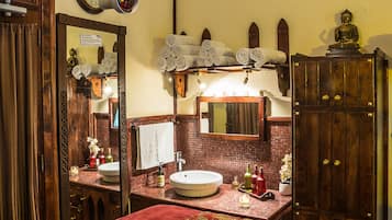 Couples treatment rooms, steam room, body treatments, body wraps