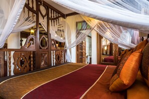 Premium bedding, in-room safe, desk, blackout drapes - The King Post (Nairobi)