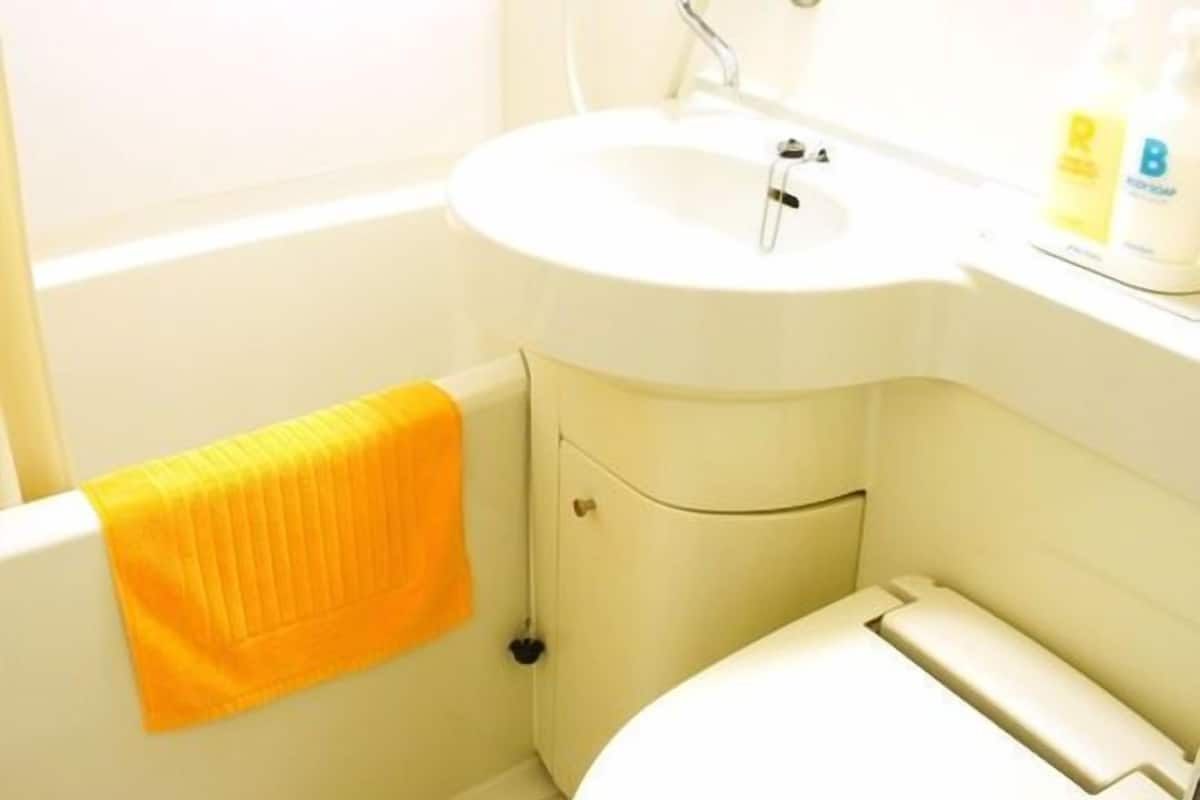 combined shower/bathtub, deep-soaking bathtub, free toiletries