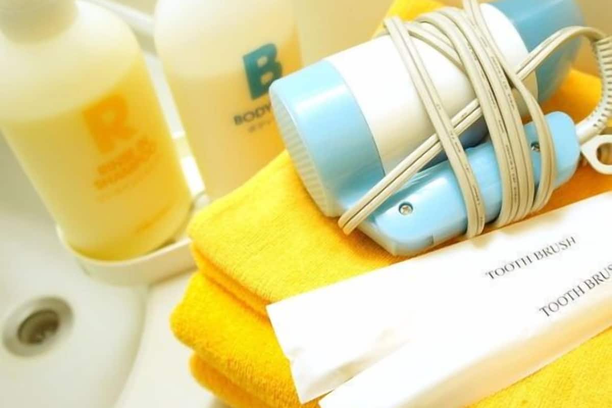 combined shower/bathtub, deep-soaking bathtub, free toiletries