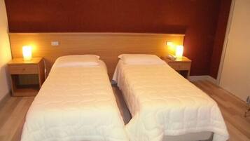 Couette en duvet d'oie, coffres-forts dans les chambres, bureau