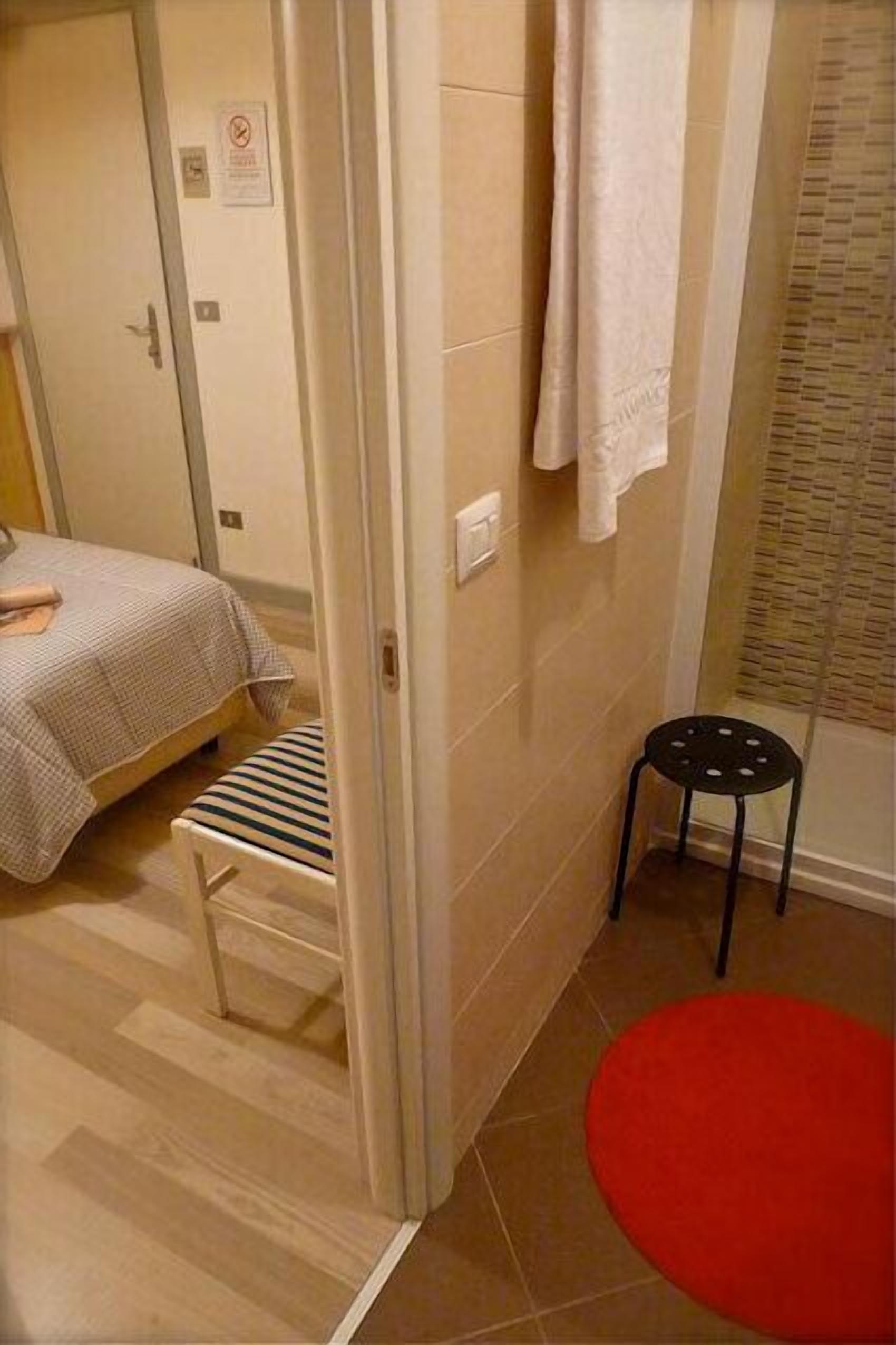 Habitación individual, 1 cama individual | Edredón, caja de seguridad en la habitación y escritorio 