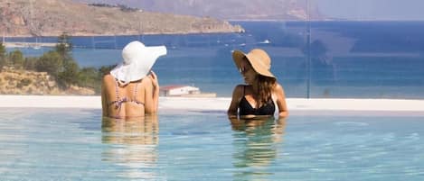 Piscine extérieure, parasols de plage, chaises longues