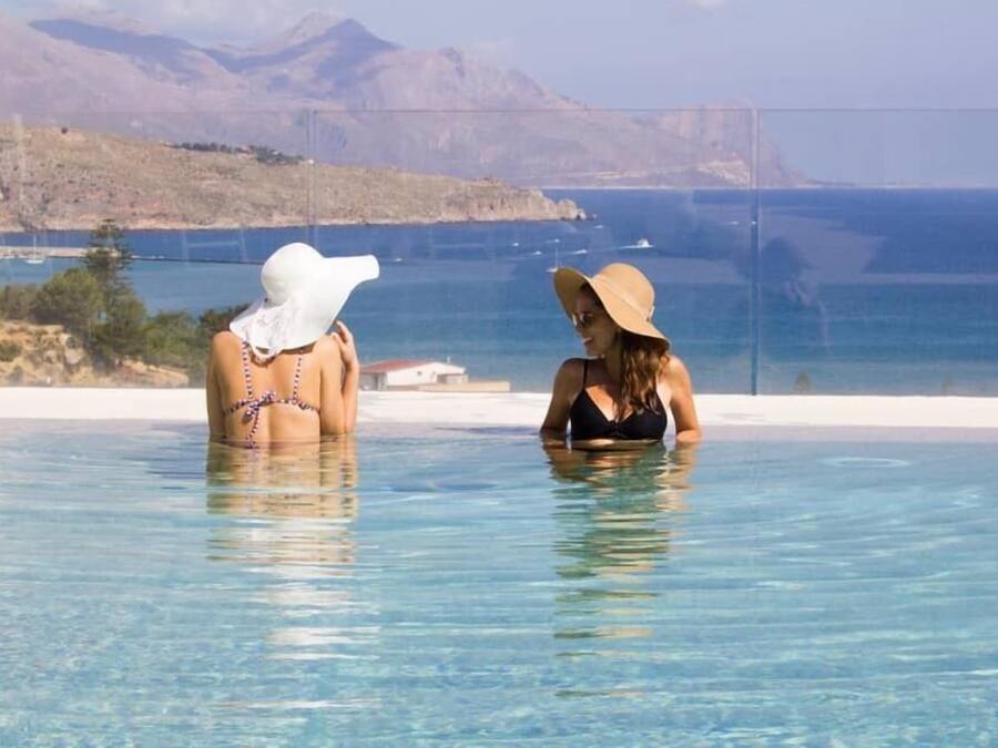 Außenpool, geöffnet von 09:00 Uhr bis 19:00 Uhr, Sonnenschirme