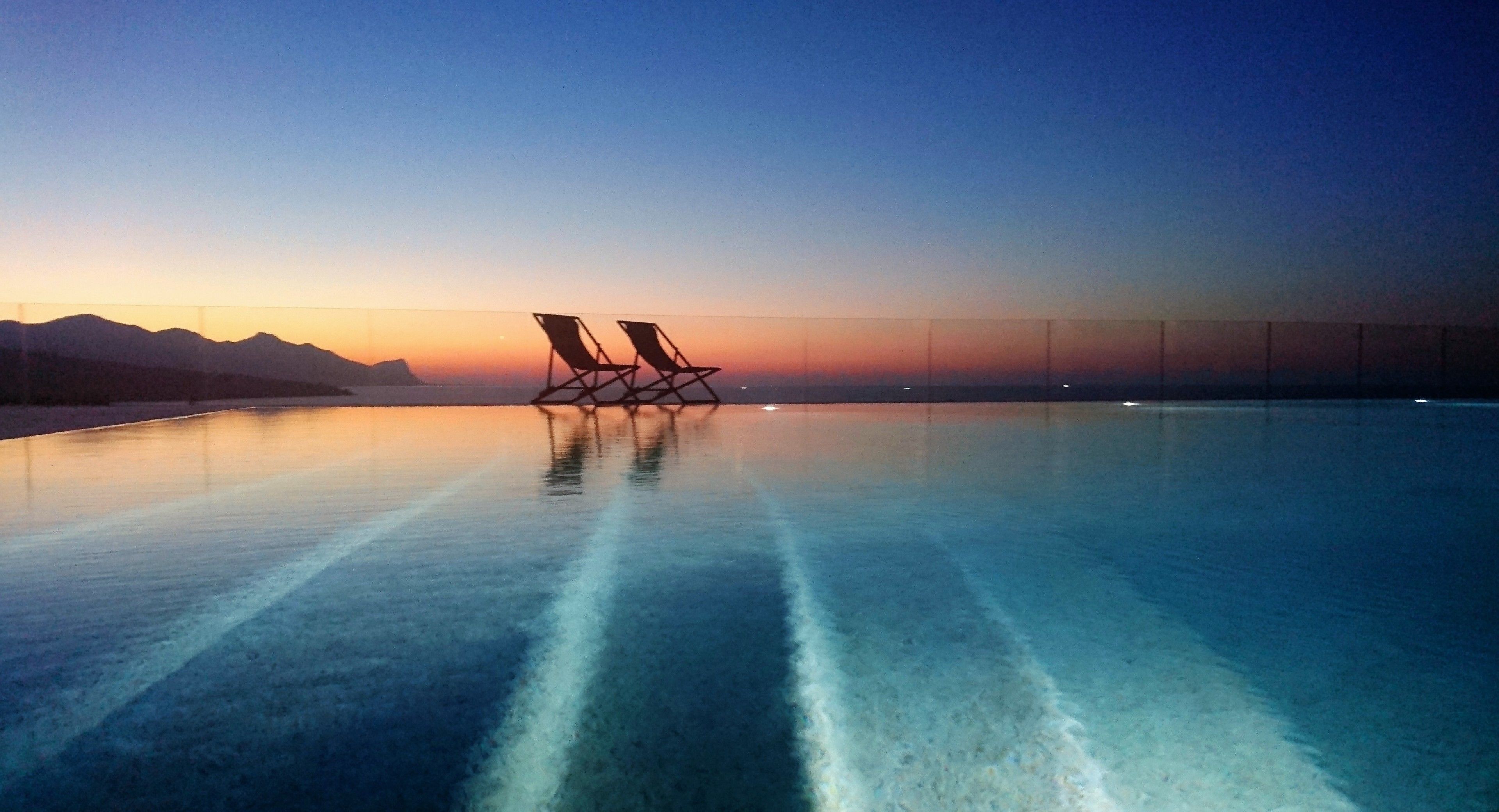 Alberca al aire libre, sombrillas en la alberca y camastros 