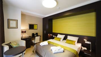 Standard-Doppel- oder -Zweibettzimmer, Balkon | Minibar, Zimmersafe, Schreibtisch, schallisolierte Zimmer