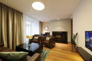 Leilighet, 1 soverom, balkong, utsikt mot innsjø | Minibar, safe på rommet, skrivebord og lydisolert