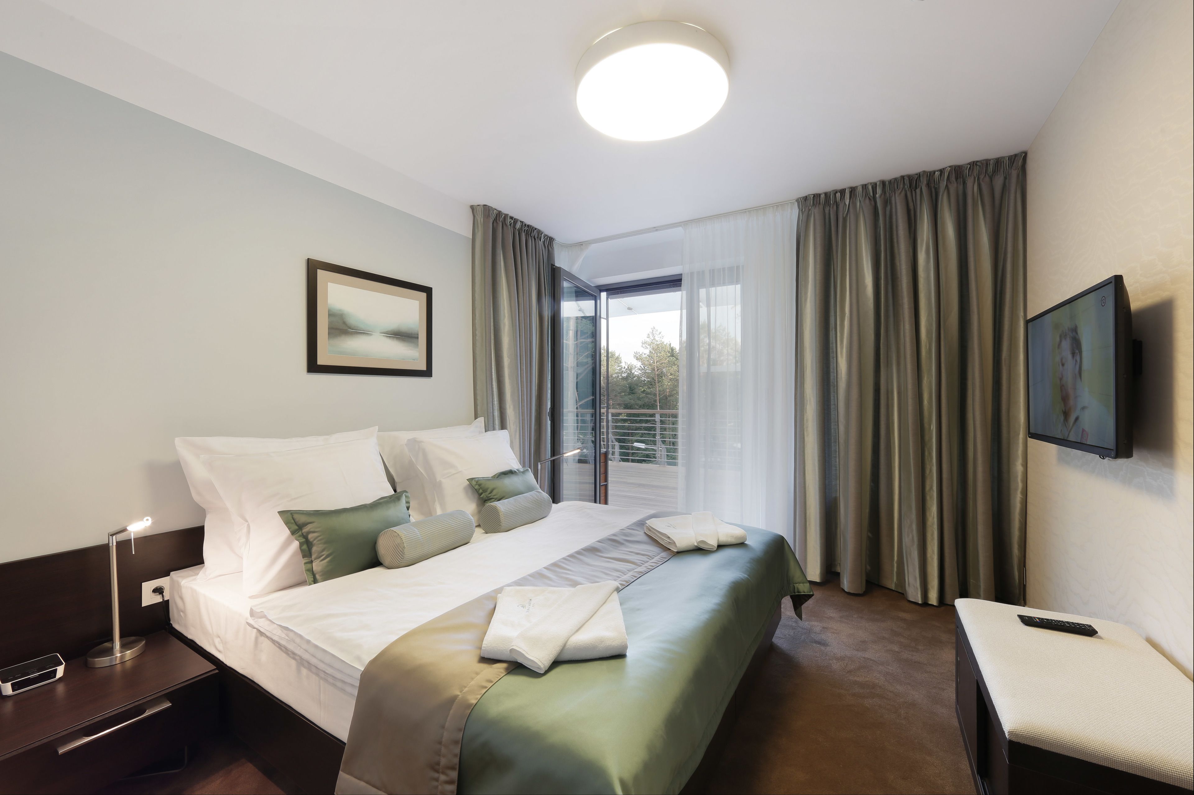 apartment, 1 bedroom, balcony, lake view | minibar, in-room safe, desk, soundproofing