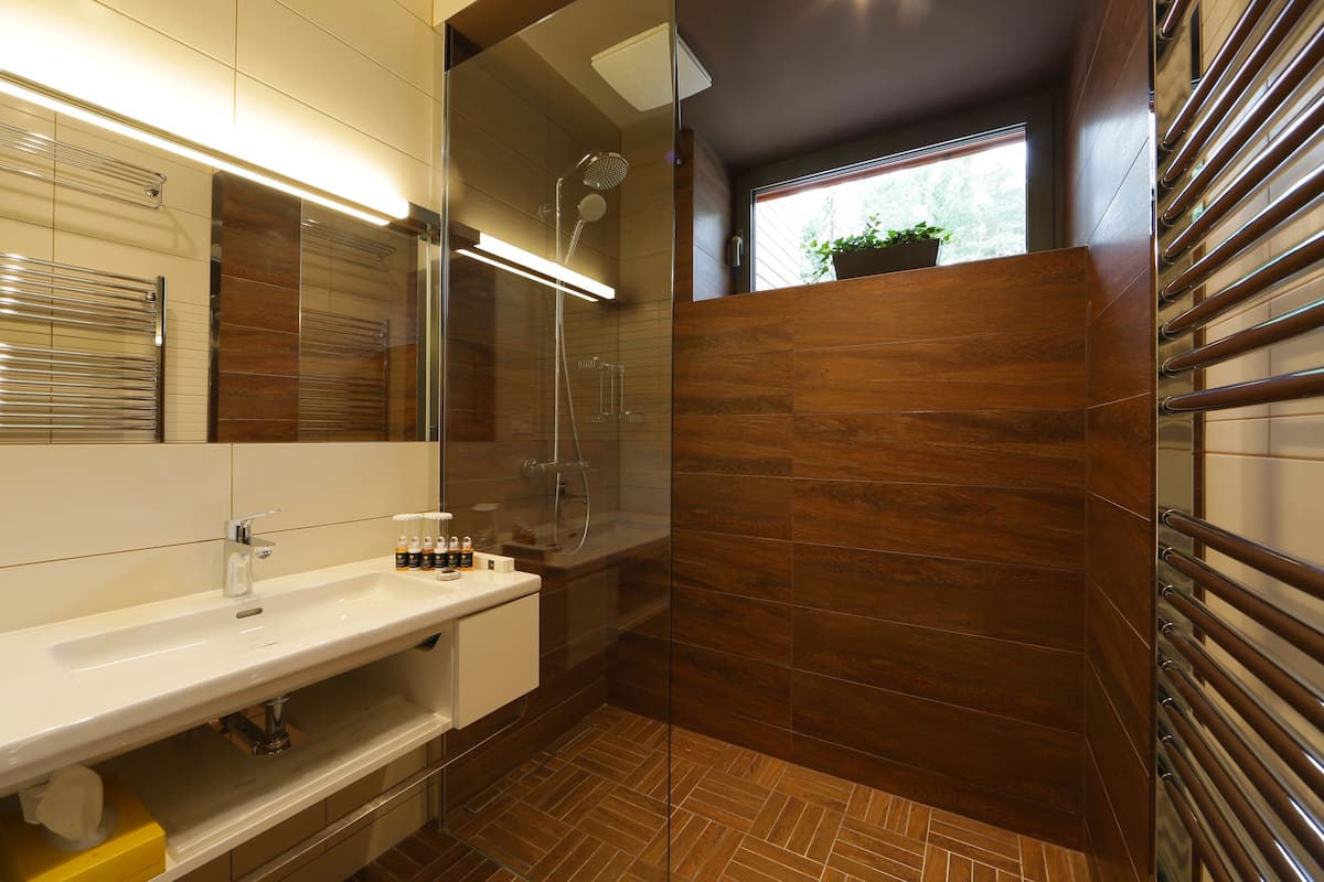 standard double or twin room, balcony | bathroom amenities | free toiletries, hair dryer, bathrobes, slippers